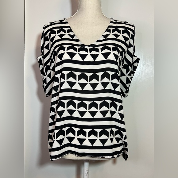 Lush Black and White Geometric Blouse Women’s Size Small Short Sleeve - Picture 2 of 7